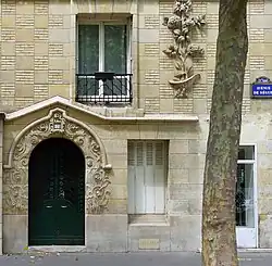 No&nbsp;50 (façade) : motifs Art nouveau.