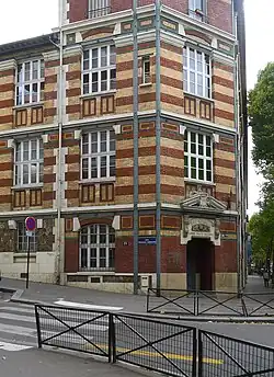 École primaire aux briques bicolores, à l'angle de la rue Manin.