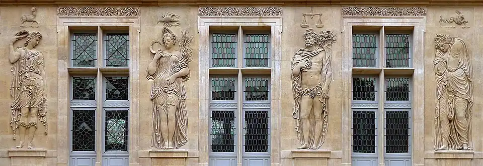 Les Quatre Saisons de l’hôtel de Jacques de Ligneris, aujourd’hui musée Carnavalet à Paris, réalisés par Jean Goujon ou son atelier (1548 à 1550).