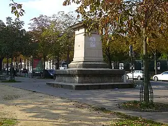 La place de l'Île-de-Sein et le socle sans la statue de François Arago (la statue a été fondue en 1942).
