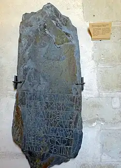 Dalle funéraire carolingienne datée de la fin du VIIIe&nbsp;siècle.