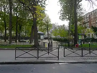 Entrée du square Carpeaux.