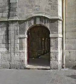 Nos&nbsp;22-26 : une des entrées du cloître.