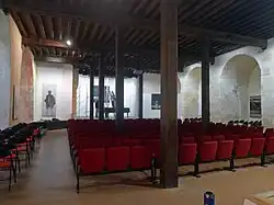 Rez-de-chaussée : salle de conférence.