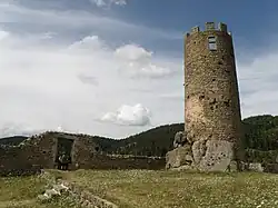 Intérieur de l'enceinte du château de Chalencon.