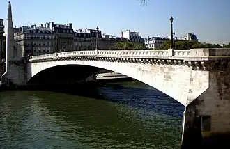 Le pont de la Tournelle, vu depuis l'île Saint-Louis en direction de la rive gauche.