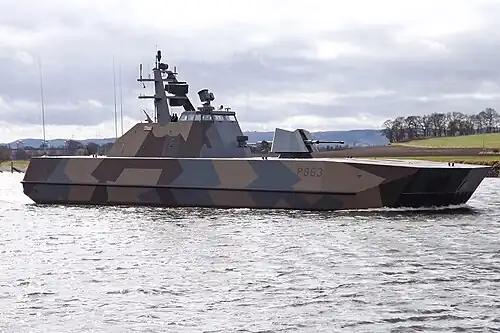 Le canon de 76 mm à l'avant, le MASS devant la passerelle, la conduite de tir sur son toit, le radar 3D dans la mâture.