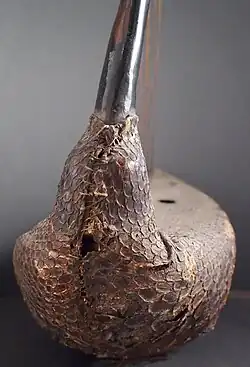 Harpe recouverte de peau de serpent.