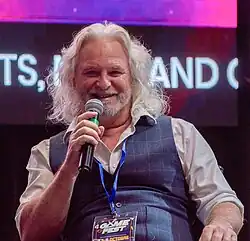 Pierre-Alain de Garrigues tient le rôle de l'annonceur et des tourelles défectueuses dans la version française.