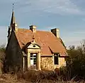 Vestiges, vus côté sud (façade) et ouest du quartier canonial, appelé cloître au Moyen Âge, habitation des chanoines au début du XXe&nbsp;siècle de l'extrême partie vue des côtés sud et ouest.