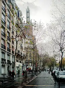 L'avenue entre la place Félix-Éboué et la porte Dorée ; à gauche, la flèche de l'église du Saint-Esprit.