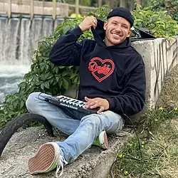 Description de l'image PETiTOM avec un hoodie Daddy.jpg.