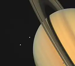 Saturne et ses lunes Tethys et Dioné.