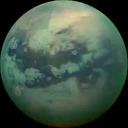Image recomposée de Titan en infrarouge vu par la sonde Cassini en novembre 2015. Le bleu représente les longueurs d'onde centrées sur 1,3&nbsp;µm, le vert sur 2,0 et le rouge sur 5,0.