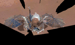 Photos montrant qu'une grande quantité de poussière s'est accumulée sur l'atterrisseur depuis son atterrissage.