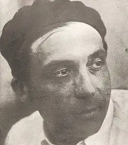 Photographie en noir et blanc d'un homme portant un calot