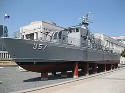 Un bateau sud-coréen de la classe Chamsuri aux couleurs du PKM 357 coulé en 2002 dans le mémorial de la guerre de Corée à Séoul.