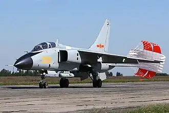Un Xian JH-7 sur la base.