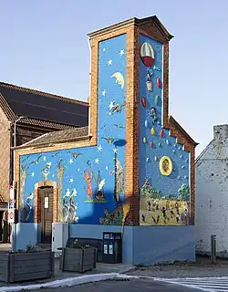 Cabine électrique et son bas-relief folklorique.