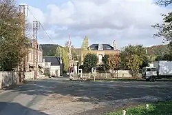 Le passage à niveau d'Acquigny en 1986, le lieu de tournage des scènes de déraillements du film.