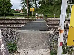 Passage à niveau piéton à proximité de la halte permettant la traversée des voies (7 mai 2023)