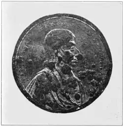 Vue rapprochée d'une pièce comportant des taches grises foncées d'étain α.