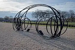Pablo Reinoso, La grande parole, 2022. Installée dans les jardins du Château de Chambord à l'occasion de l'exposition Débordements.