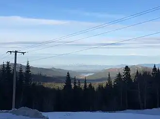 Le mont Packsaddle et Spirit Lake, vus depuis le mont Spokane.