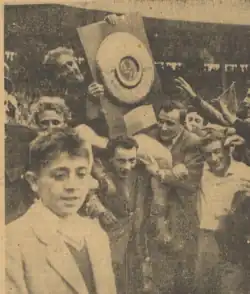 Le Carmausin René Pagès soulève le bouclier de Brennus en 1951.