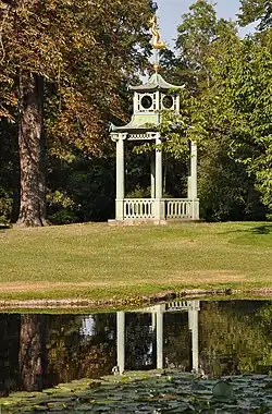 La pagode et le « miroir japonais », une petite pièce d'eau.