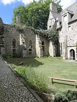 Angle avec le chauffoir et ses baies à traverse.