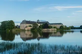 L'abbaye de Paimpont vue depuis l'étang.