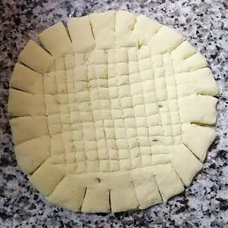 Pain dessiné en préparation avec entailles.