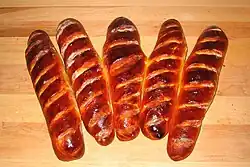 Lamage en saucisson sur un pain viennois.