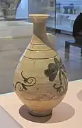 Bouteille peinte de type buncheong. Décor de fleurs : oxyde de fer brun sous glaçure céladon. Joseon, XVe – XVIe&nbsp;siècle. H. 26 cm. British Museum