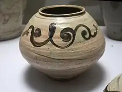 Jarre à décor de rinceaux, buncheong à fond blanc et brun de fer, sous glaçure. XVe – XVIe&nbsp;siècle. Musée Guimet