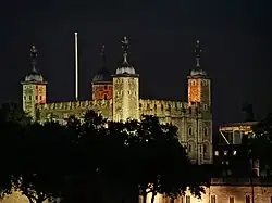 Vue nocturne et d'ensemble du monument.