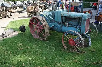 Tracteurs Austin (1920) et Deering (1923-1939) parmi les animaux de la Ferme