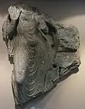 Buddha et dévot. Swat, Butkara. Ier – IIe&nbsp;siècles. Schiste. Turin, Museo d'Arte Orientale.