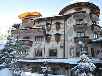 Vue de la façade de l'hôtel Les Airelles.