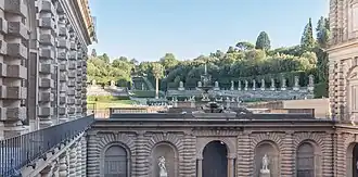 La fontaine de l'artichaut vue depuis le palais.