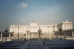 Plaza de la Armería et la façade sud du palais royal de Madrid