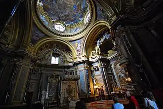 Le dôme et les 16 colonnes de marbre noir de la chapelle royale.
