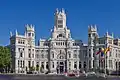 Depuis 2007 siège de la municipalité de Madrid, le Palais des communications a été construit en 1909 sur un projet de Antonio Palacios et Joaquín Otamendi pour Sociedad de Correos y Telégrafos de España, l'Hôtel des Postes de la ville.