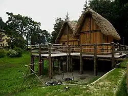 Représentation fidèle des maisons sur pilotis d'origine dans l'enceinte du musée.