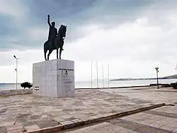 Photographie couleur d'une statue métallique grandeur nature d'un homme à cheval.