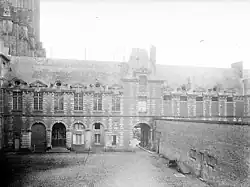 Ancienne prison (à droite), vue de la cour Matignon.