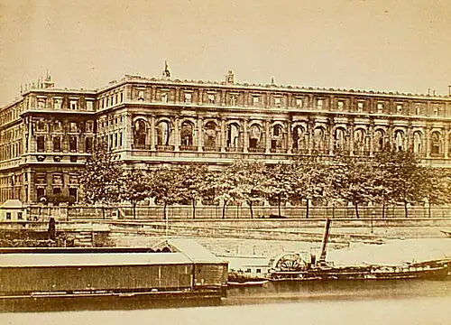 No&nbsp;62 : le palais d'Orsay peu après l'incendie par la Commune.