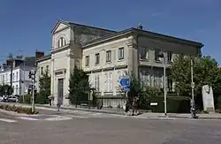 Photographie contemporaine du palais de justice, immédiatement proche de la rue.