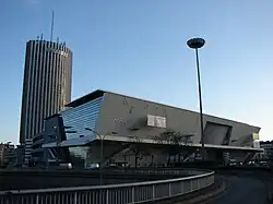 Vue avec le palais des congrès de Paris en premier plan.